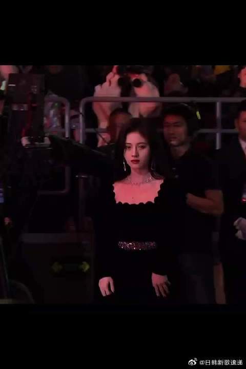 致命温柔还记得她当年一袭黑丝绒礼服带着自己画的妆，惊艳了半个美妆圈吗？