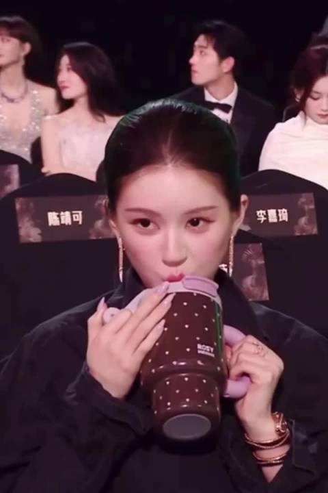 不同时期的赵露思沉浸式喝水