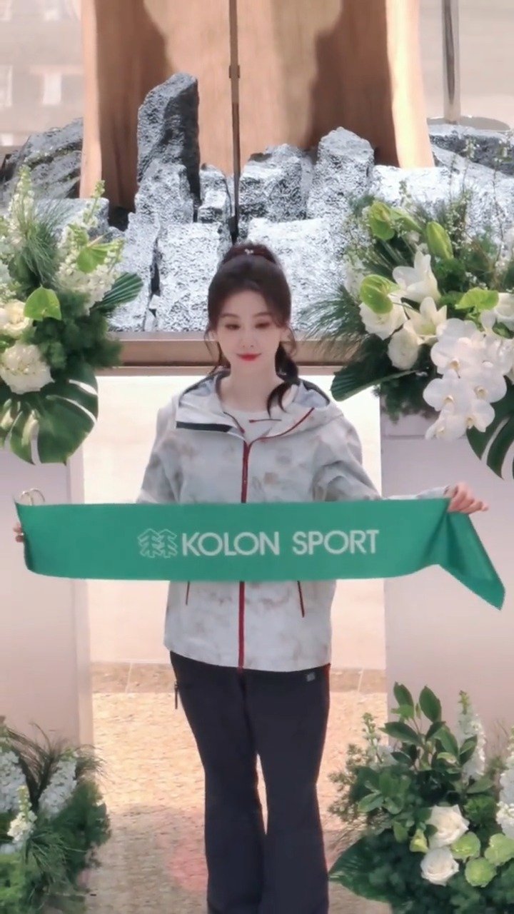 刘诗诗剪彩后把剪刀头转向自己，把彩头叠好后交给工作人员