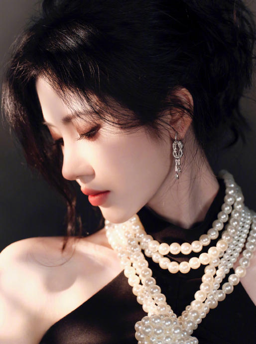 鞠婧祎暗夜玫瑰造型引关注