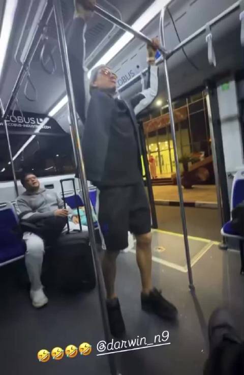 在沙特放飞自我 努涅斯摆渡车玩翻杠