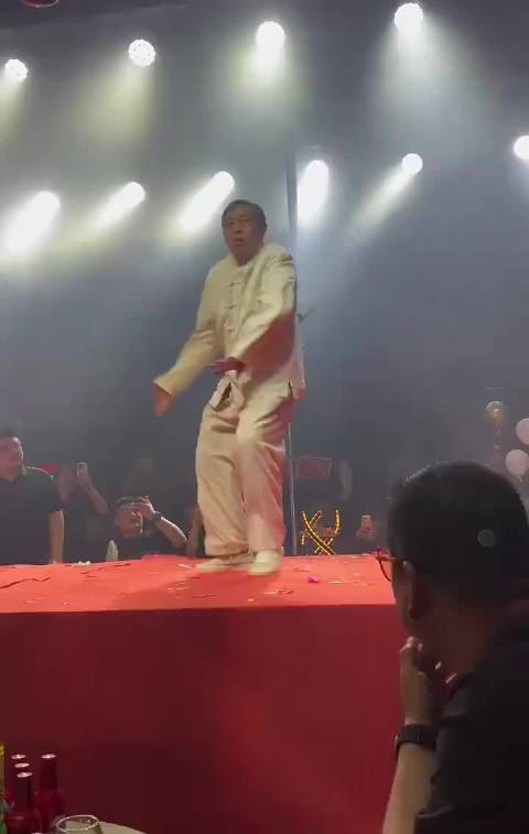 又刷到马保国老师跳舞的视频了，不知道现在马老师的出场费是多少了？