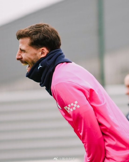 当后场成为进攻发起点，阿斯顿维拉与曼城的中卫传球高手如何定义现代英超战术？