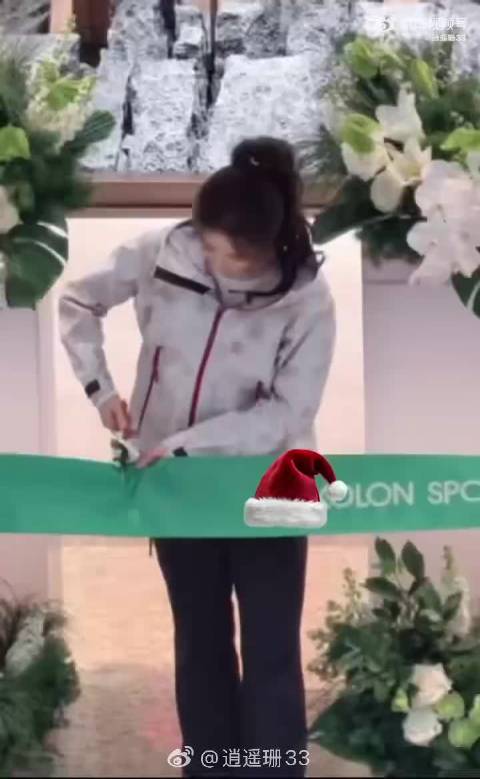 刘诗诗剪彩后紧握剪刀尖头