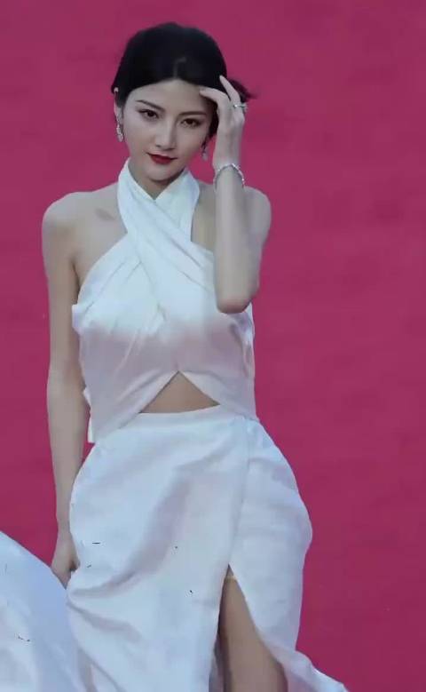 “被开叉裙硬控，杨幂如坐针毡，关晓彤紧紧捏住，佟丽娅一条腿支撑”