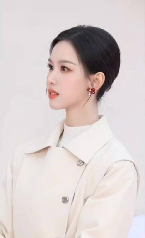 陈都灵杭州活动戴兔耳发箍演绎甜妹穿搭