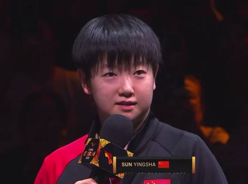 说了谢谢球迷害羞了小猫哈特软软，现场球迷脸要笑烂了