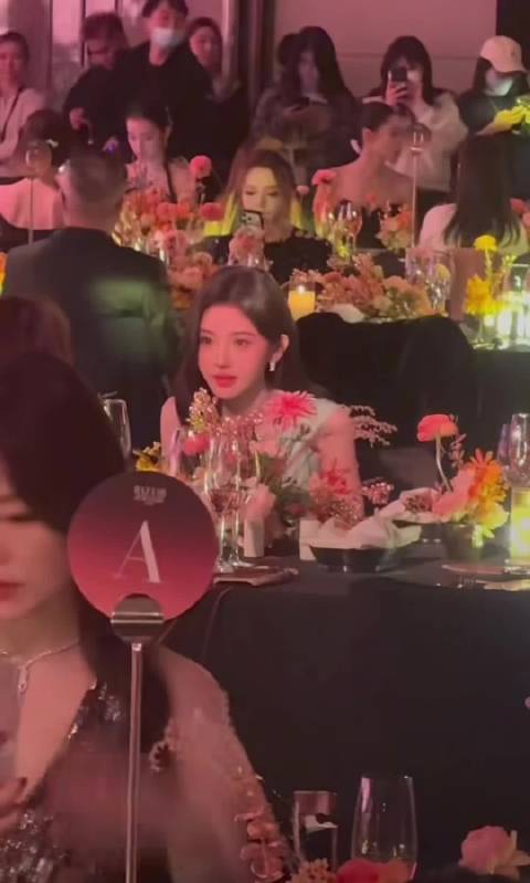 鞠婧祎出席晚宴佩戴冰蓝珠宝，表情惊讶引关注