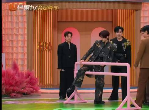 丁程鑫跨年再出糗，何炅表情引热议