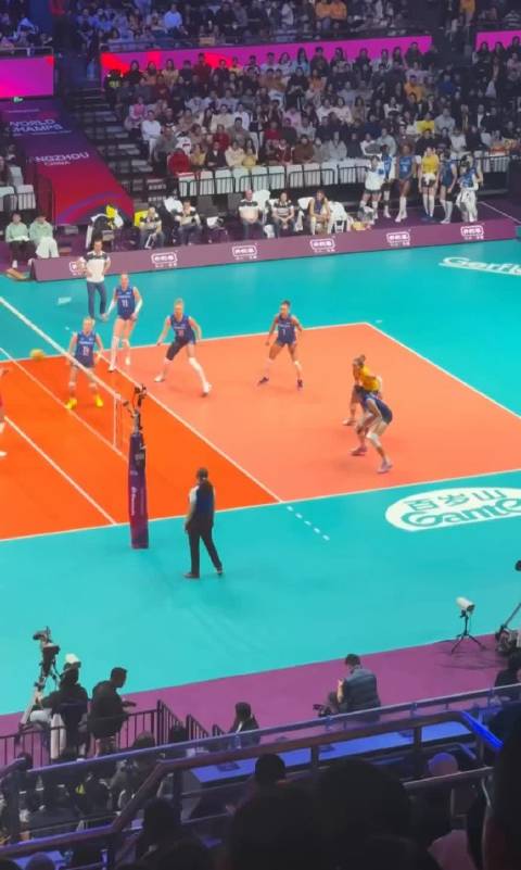 朱婷领衔三人拦网迎战艾格努，意甲女排中国德比开战