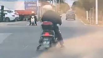 男子骑摩托闯红灯，躲过了大货车却还是被狠狠撞击！