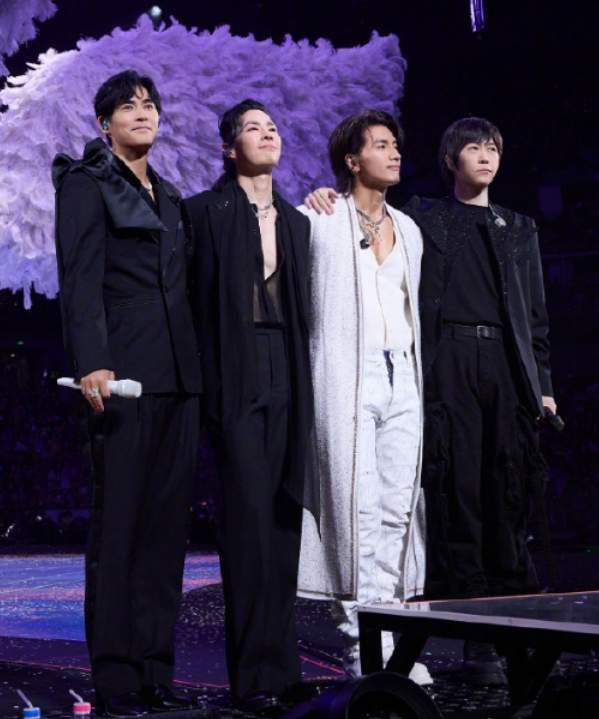 工作室回应阿信摔下舞台，周渝民递毛巾言承旭搀扶，F4兄弟情深