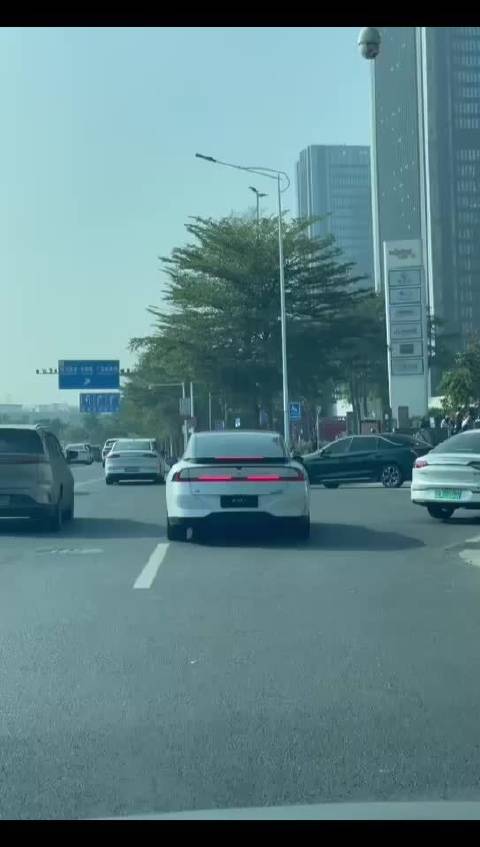 P7+的超级增程，尾灯和纯电版完全不一样，变成了伪环形，你们更喜欢哪个