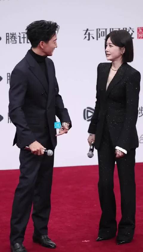 太羡慕了，我也想帮姐姐将鞋子穿上