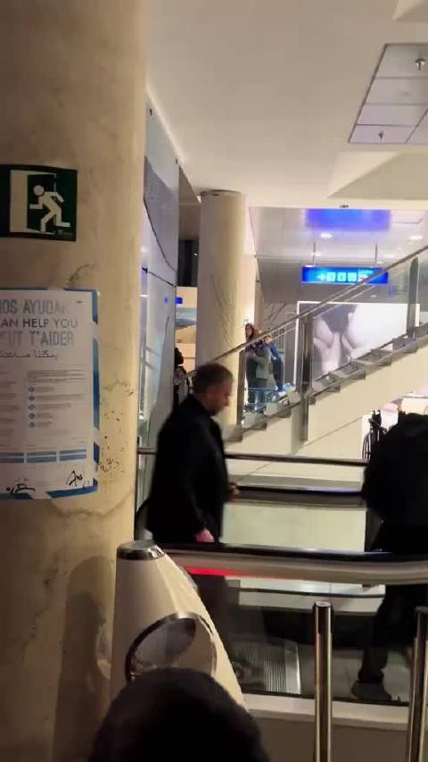 弗里克踩空差点绊倒