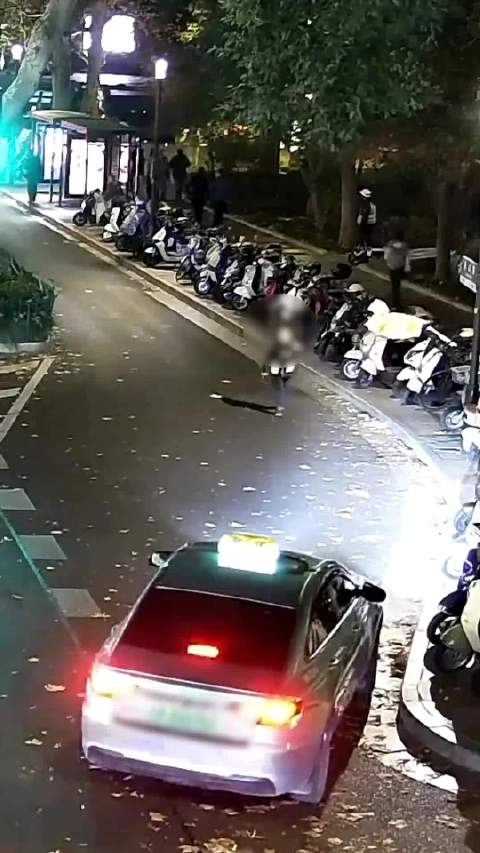 出租车司机深夜送走失男孩至派出所，民警助其回家