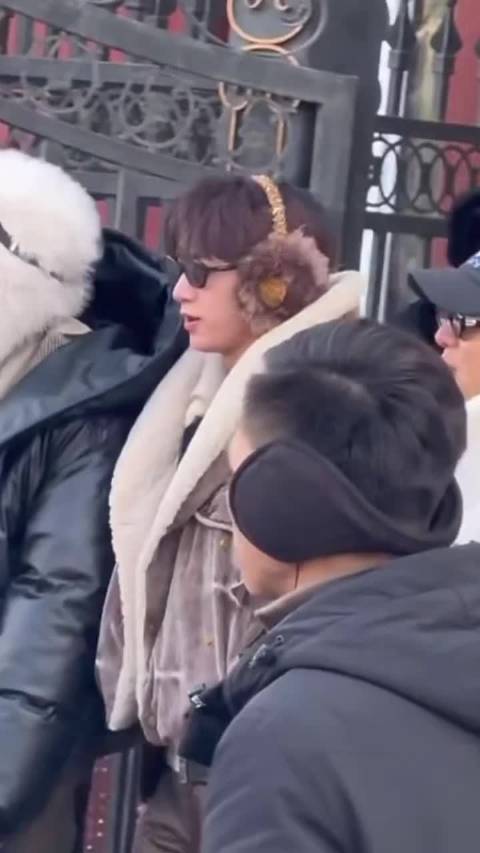 刘耀文用下巴打招呼显熟人感，被称老款爱豆