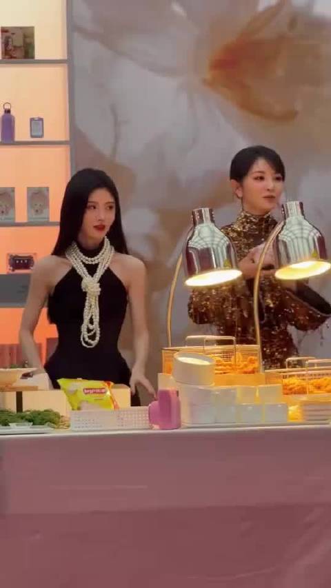 鞠婧祎为啥频繁用手挡住嘴啊？一点都没有田曦薇落落大方，感觉有点矫揉造作