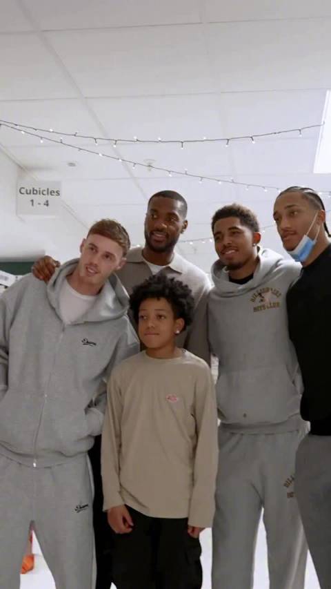 切尔西球员走访儿童病房送节日温暖