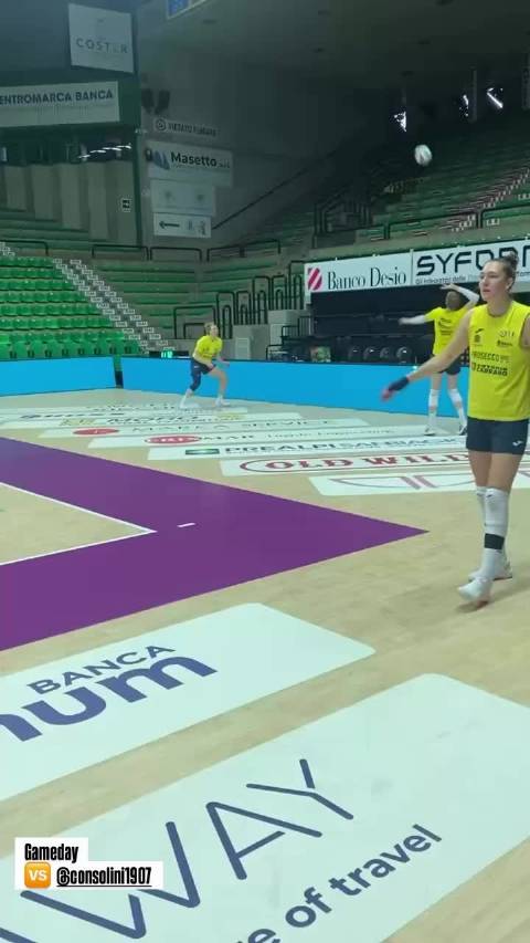 朱婷与队友训练中！