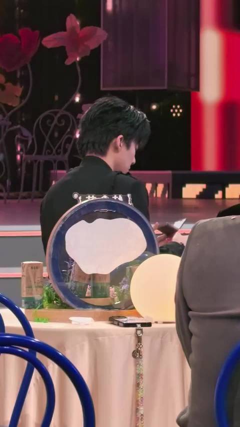 宁宁自己在补妆 这题我会啊……可以让我来吗