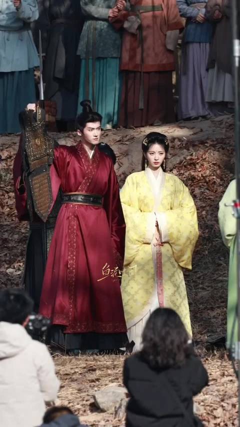 田曦薇闫桉《嫁金钗》同框路透 小田小田今天是一块虎皮蛋糕卷