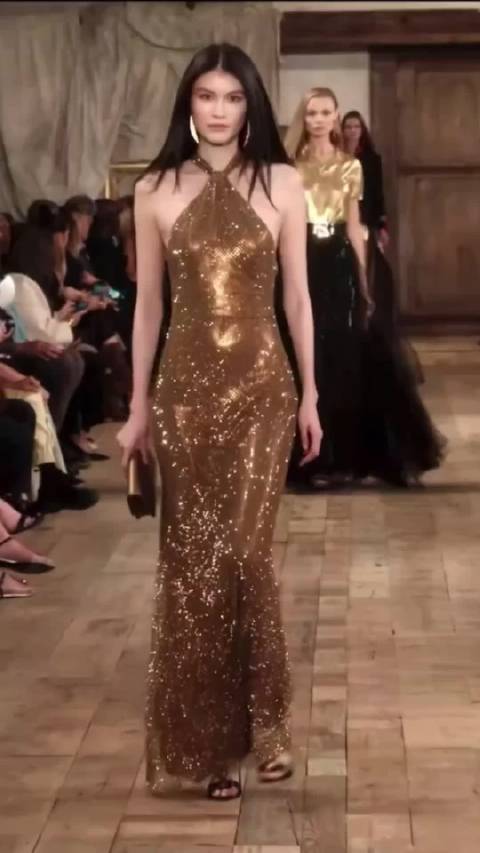 何穗和陈伟霆生了孩子这身材还是美的！多多走秀场