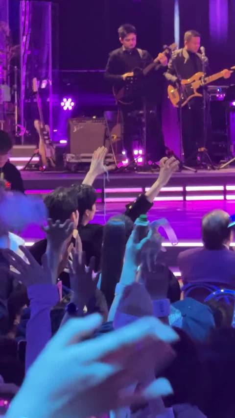 一边工作一边快乐✌ 这手也太好看吧 想抓一下