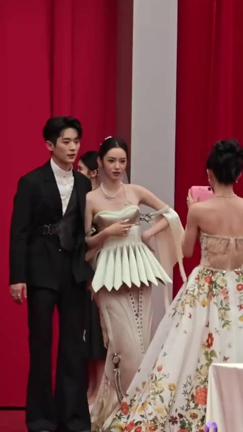 磊子：又想牵手又想搂腰 脸上高冷内心又暗爽 丞磊 | 周也