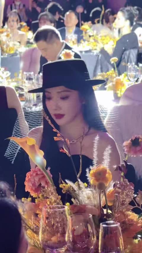 高圆圆王鹤润同框引共鸣，迷妹神态获赞