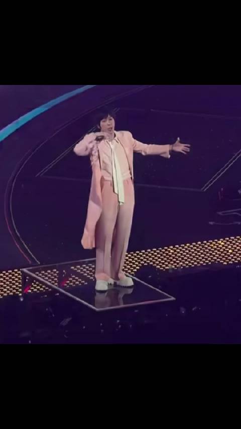 阿信演唱会踩空摔下舞台，周渝民吴建豪紧急查看