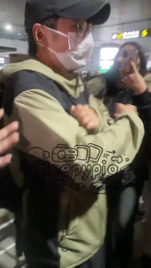 李维嘉机场被粉丝围堵直呼尴尬