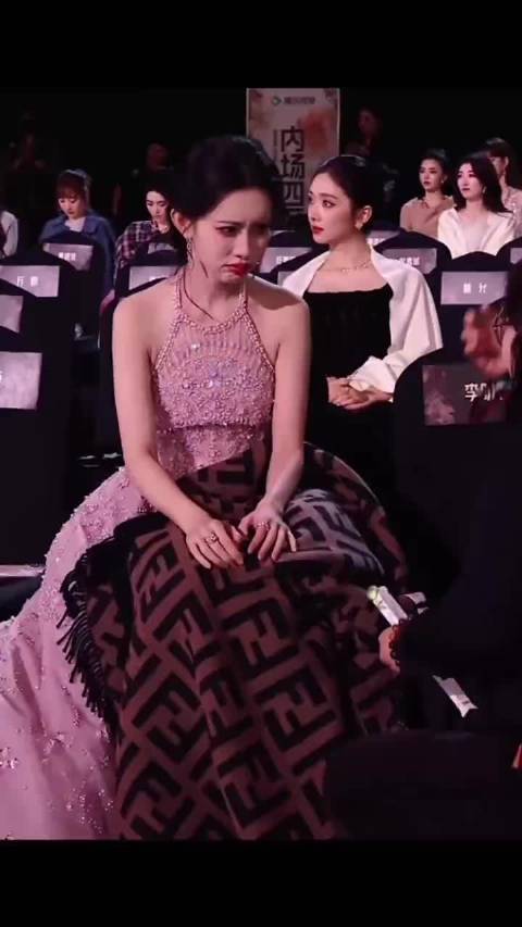 前一秒：哎呦！下一秒就被孟姐的小表情可爱到了