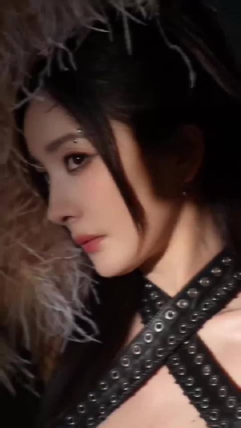 杨幂发文谈成长，称不必做优秀版本的别人