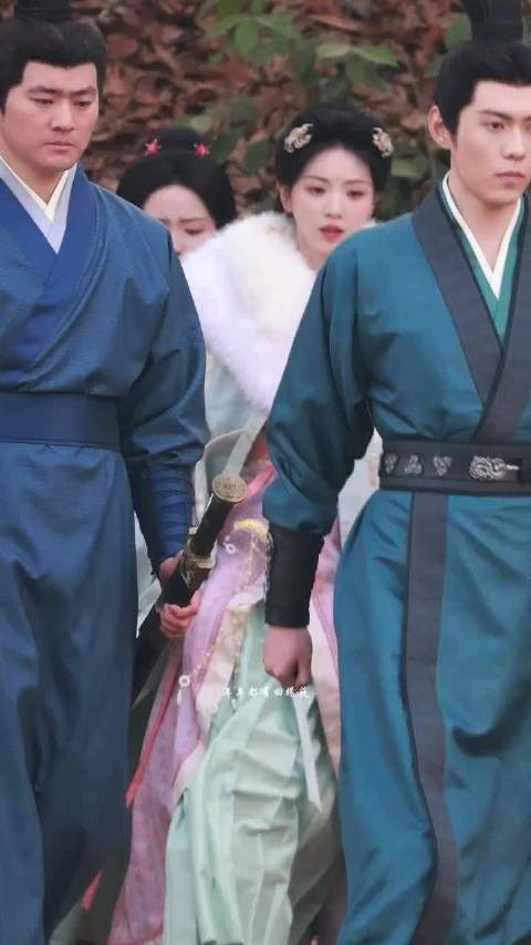 田曦薇《嫁金钗》毛绒斗篷路透曝光，粉裙白领甜美亮相