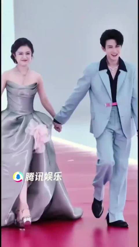 檀健次红毯绅士牵手化解尴尬，细节显教养