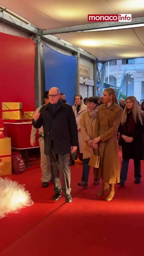 摩纳哥亲王夫妇携斯蒂芬妮公主出席杂技圣诞演出首映