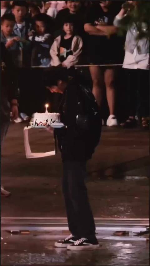 张若昀新剧路透曝光，展现角色坚韧与脆弱