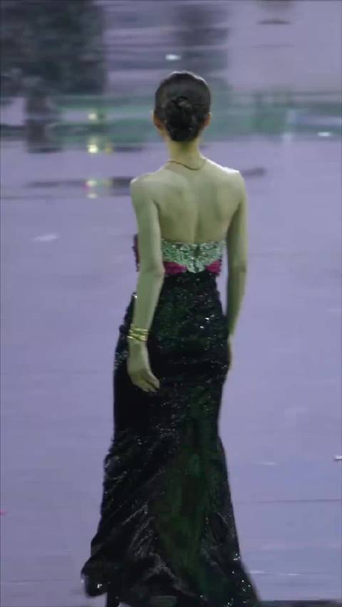 直观的感受一下我妈走路这台步和这身姿，绝翻了