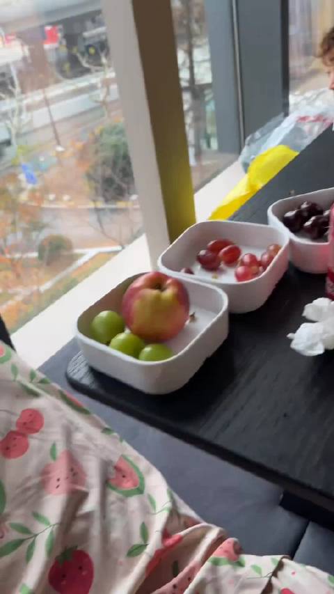 网友：老头是后面澡堂子跑出来的，因为他新买的电动车被这个车撞了！