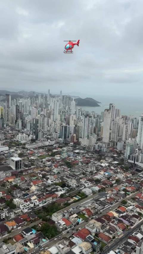 罗德里戈与朋友在巴西的巴尔内阿里奥坎博里乌度假️