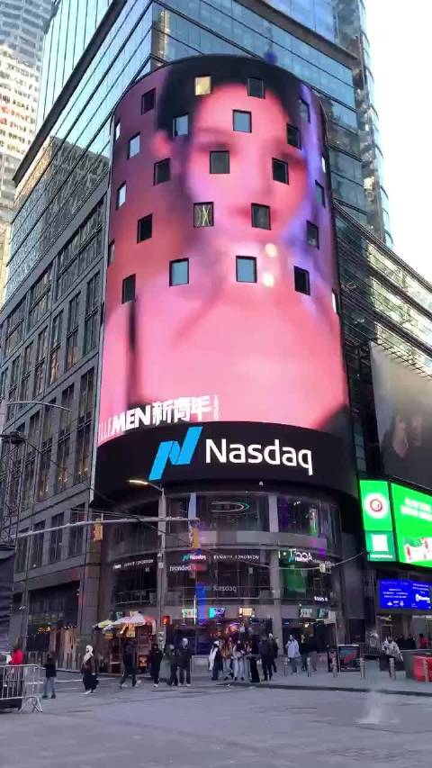 彭小苒亮相纽约时代广场大屏，携手《新青年》展示大片