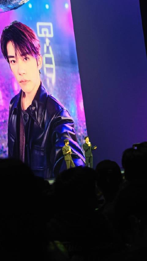 华为何刚晒与易烊千玺合照