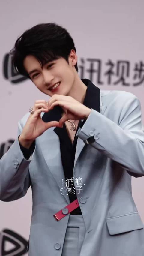 手势舞一点也难不倒我宝儿 ➕上可爱表情简直满分