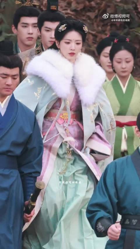 田曦薇青衣斗篷造型，是毛茸茸的魏娆呀！