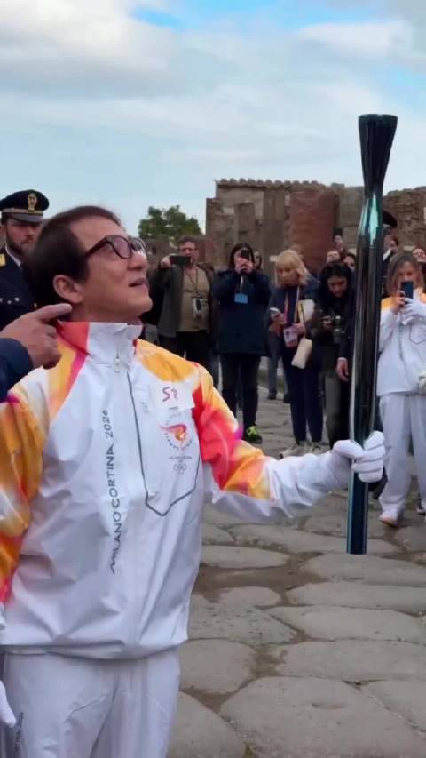 成龙传递米兰冬奥会火炬采访表示：我传递的不仅是火焰，更是和平与爱！