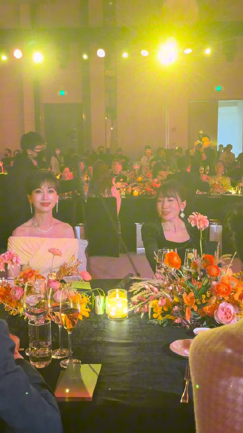 赵雅芝教芭莎珠宝主编发超话，示范珠宝美学与社交融合