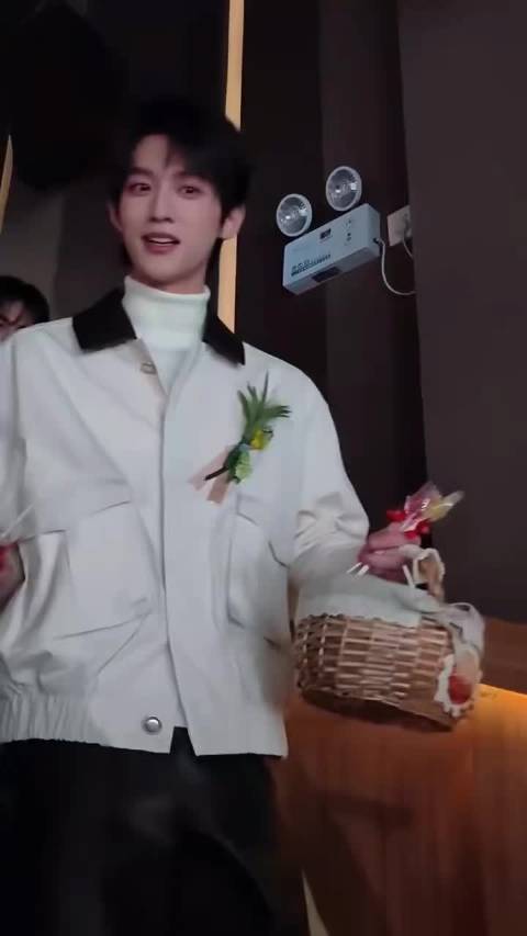 赵今麦微博晒法式缎带低盘发造型