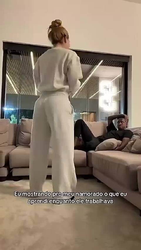 小两口挺有乐趣！女友跳舞逗维尼修斯开心！