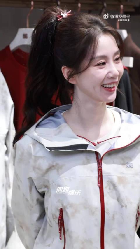 刘诗诗深圳线下活动穿冲锋衣扎高马尾亮相